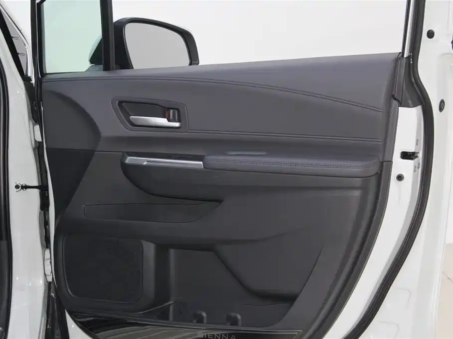 Toyota Sienna 2023 2.5L Hybrid Premium Edition фото 24