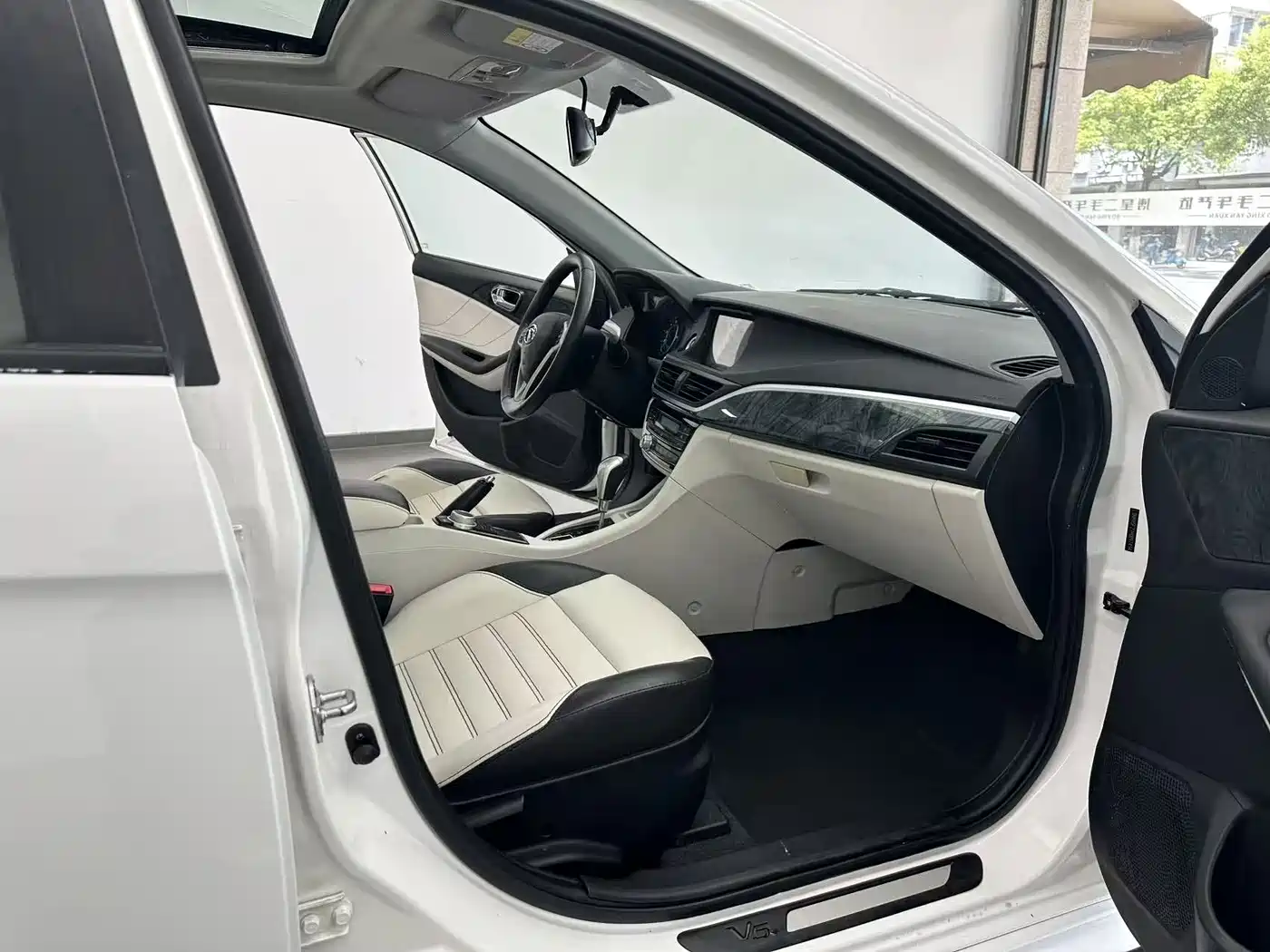 Soueast V5 Lingzhi 2017 2017 1.5L CVT New Leisure Type