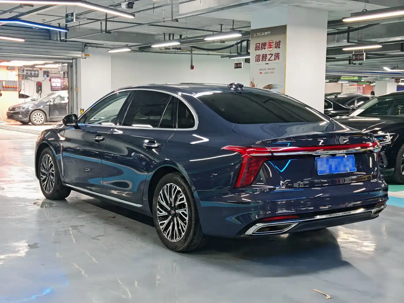 Фото 14 - Hongqi H5