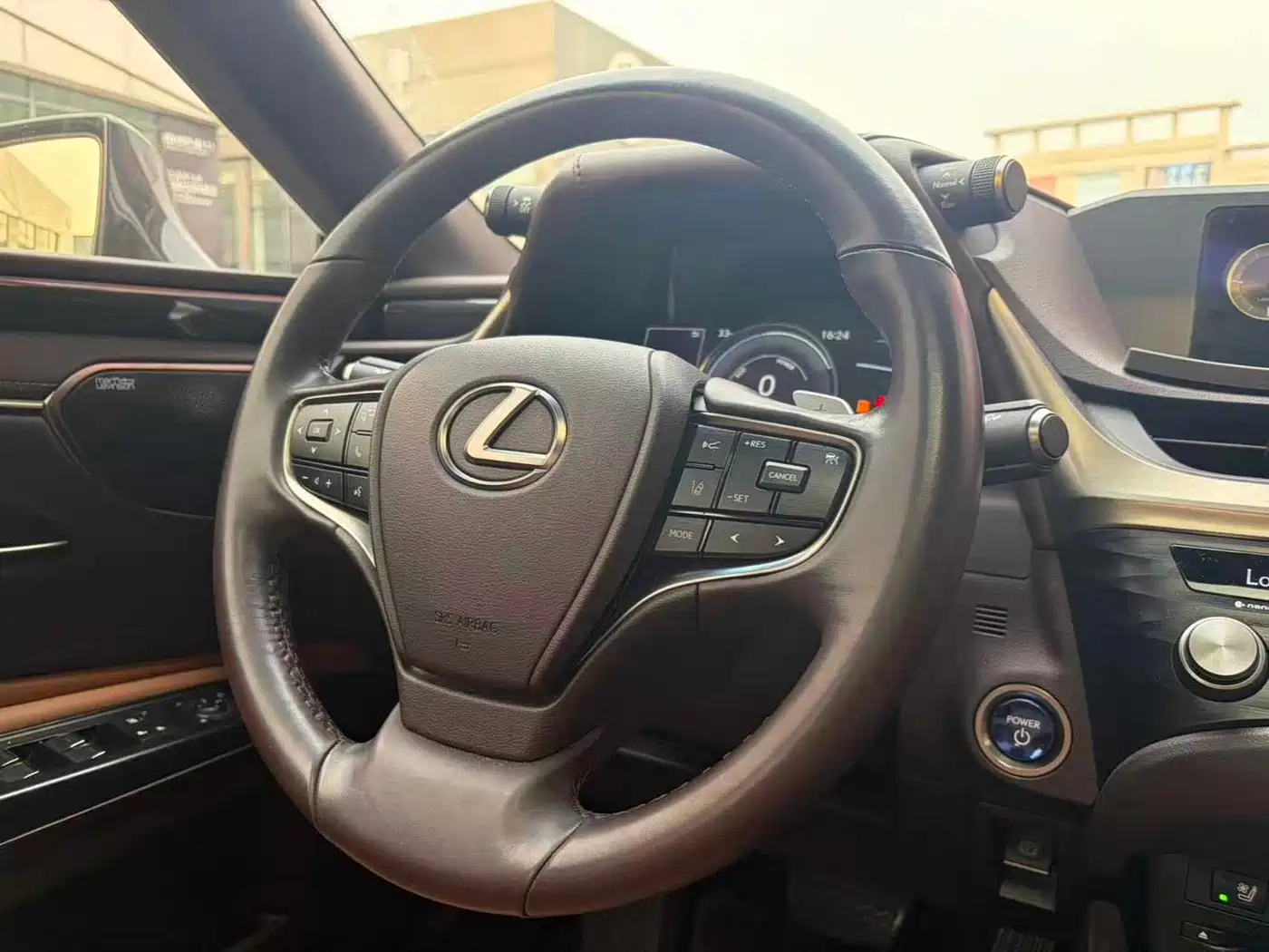 Photo 9 - Lexus ES