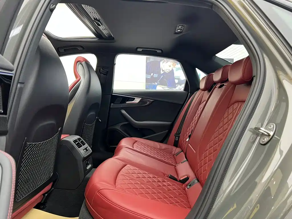 Photo 19 - Audi S4