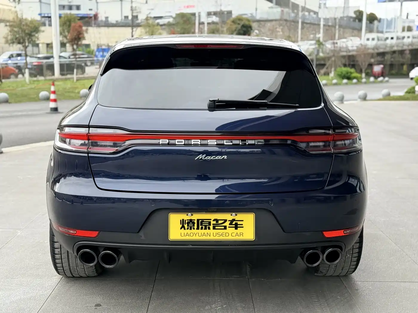 PORSCHE MACAN