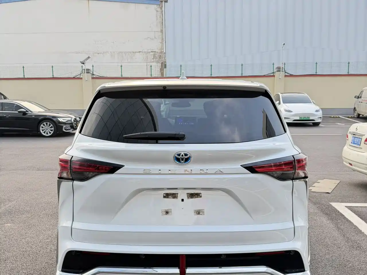 Toyota Sienna 2024 2.5L Hybrid Luxury Edition фото 9