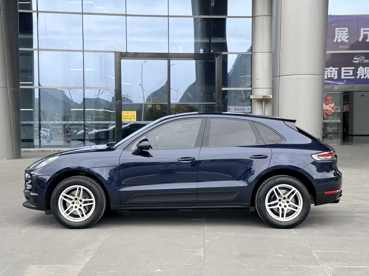 PORSCHE MACAN