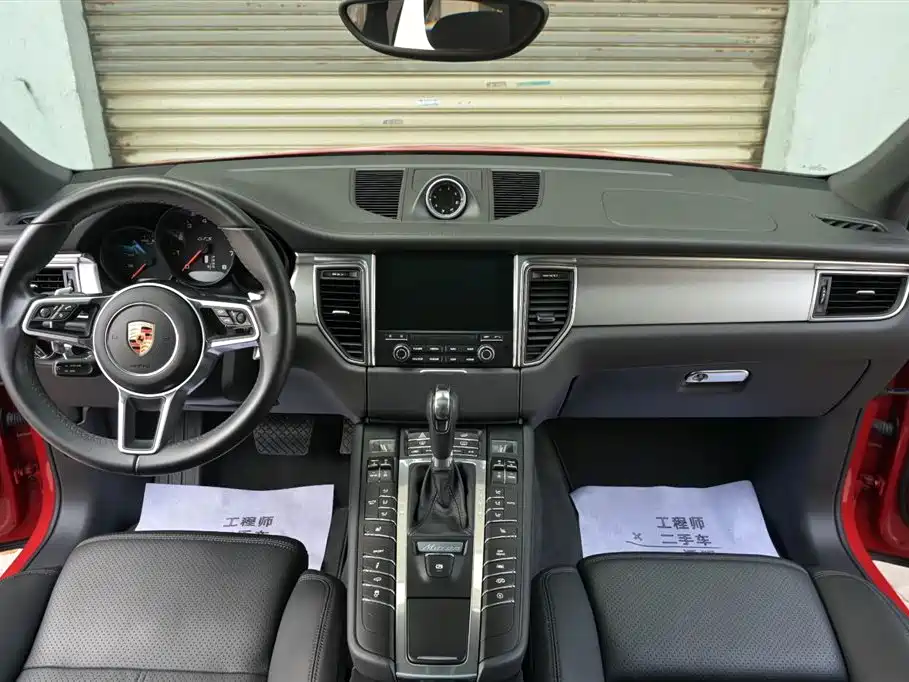 PORSCHE MACAN