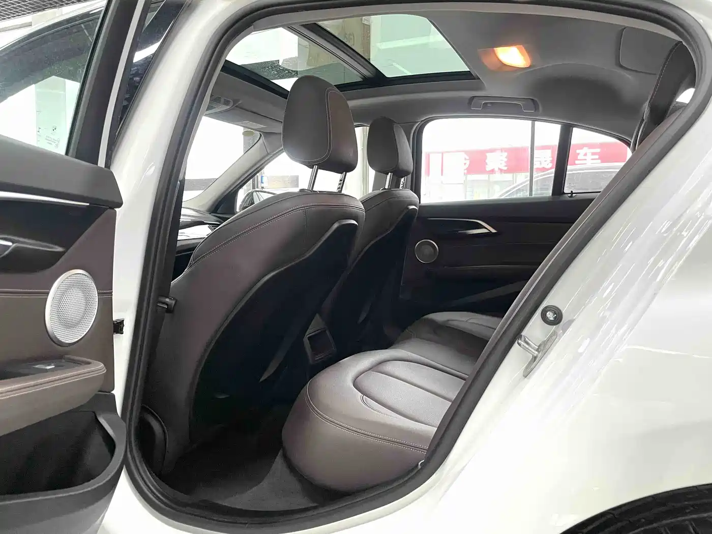 BMW 1 Series 2023 120i M Sport Radiance Edition фото 10