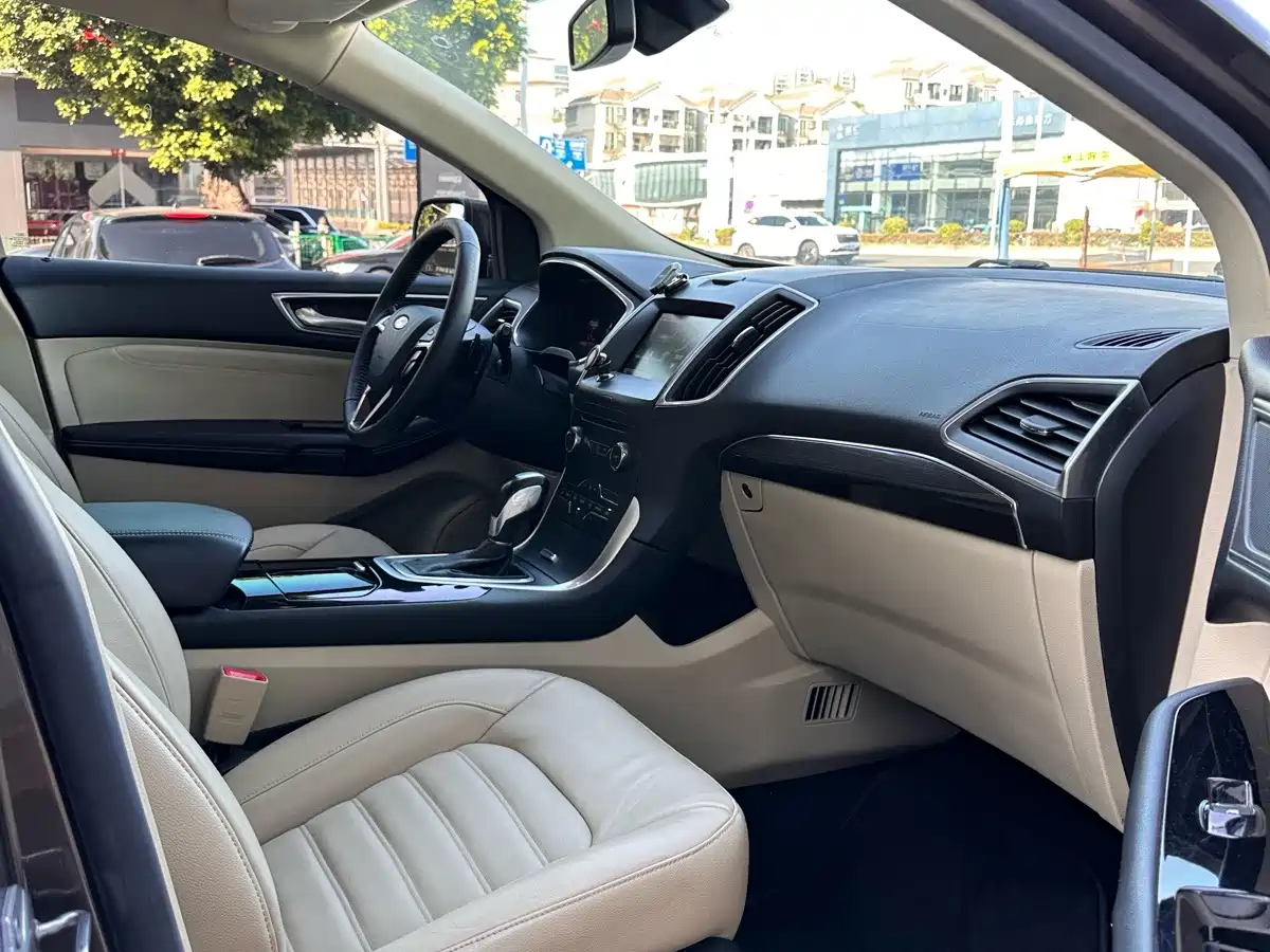 Фото 14 - Ford Edge
