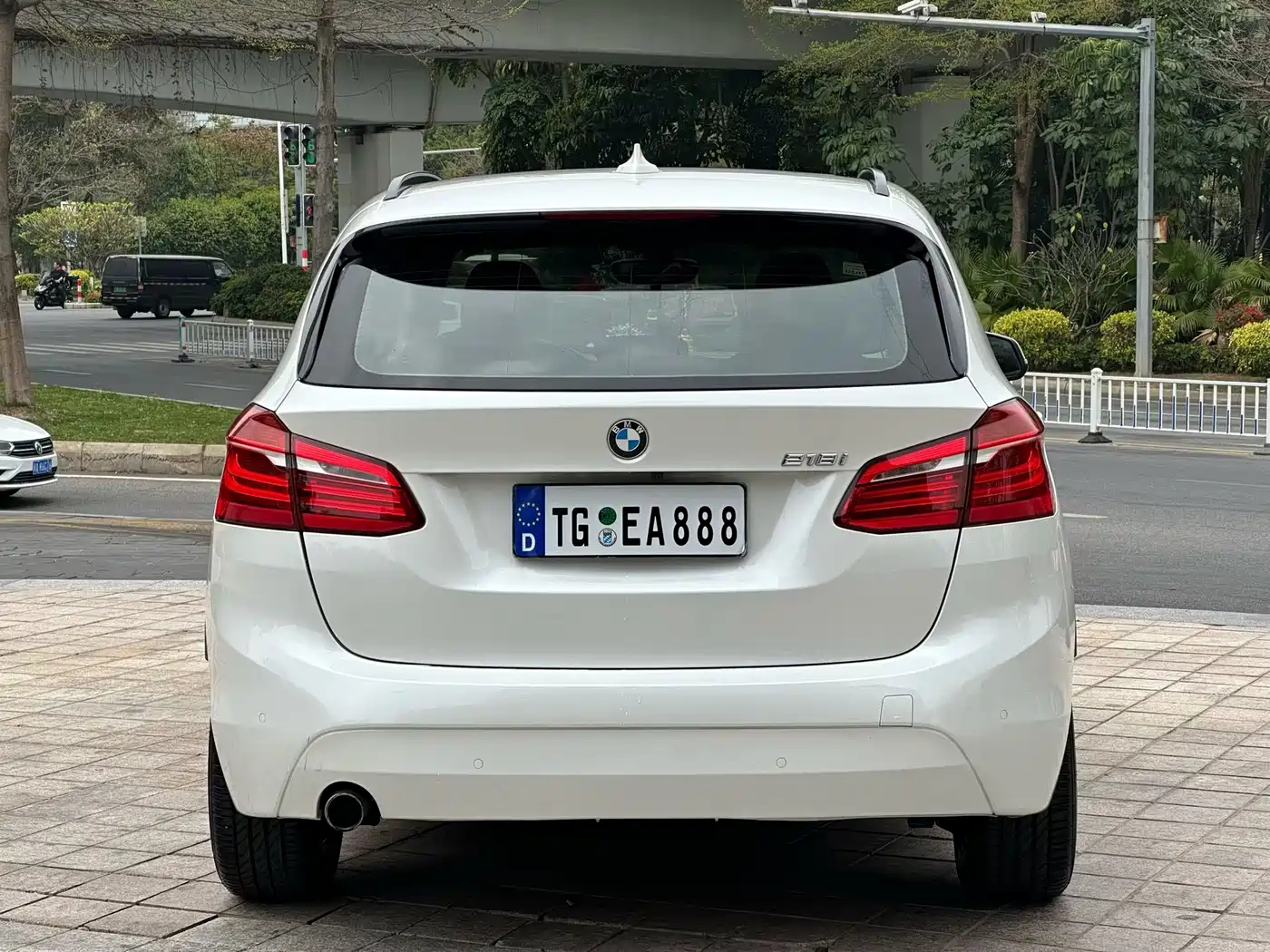 BMW 2 Series Touring 2016 218i Leading фото 5