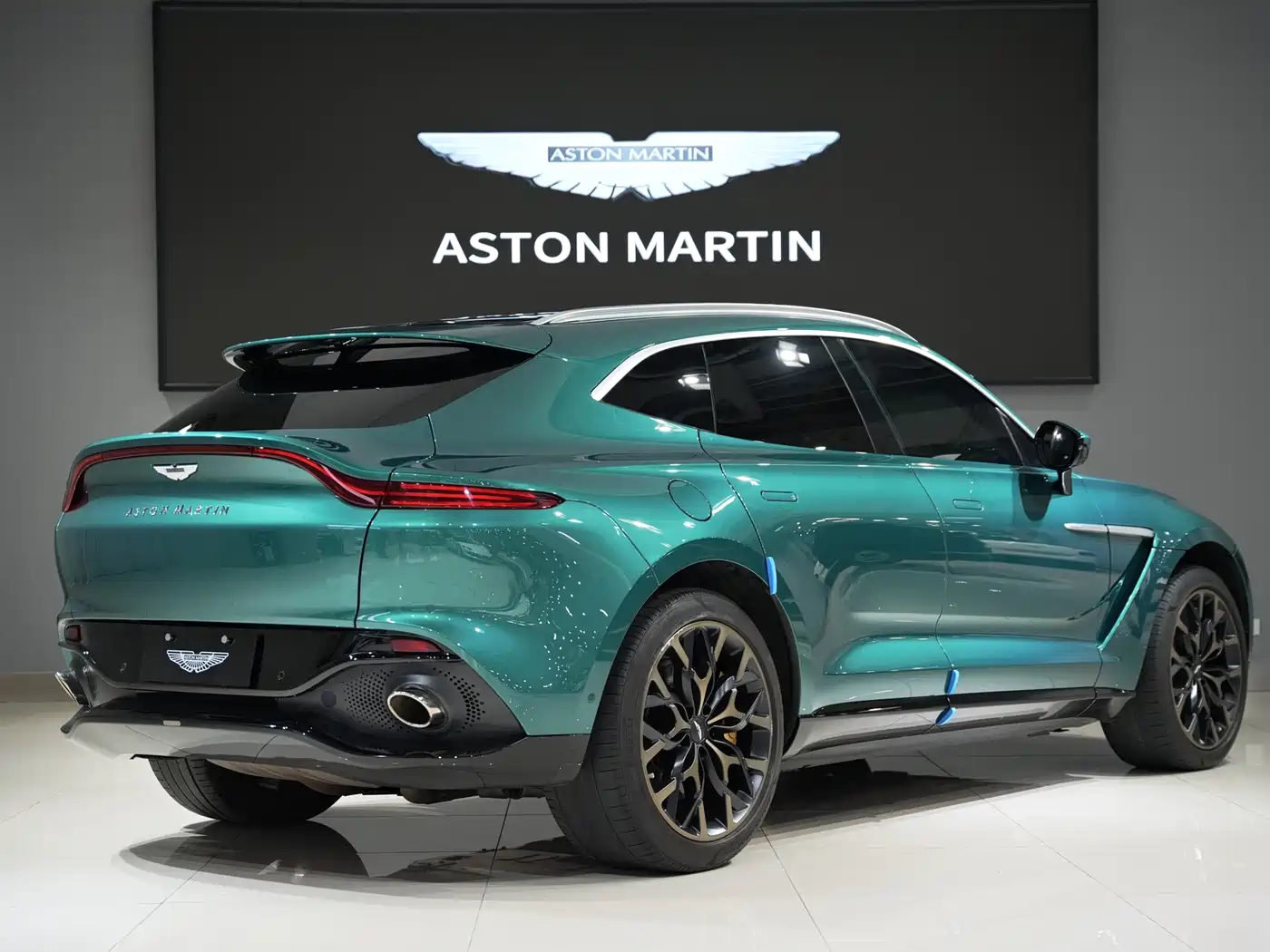 ASTON MARTIN DBX