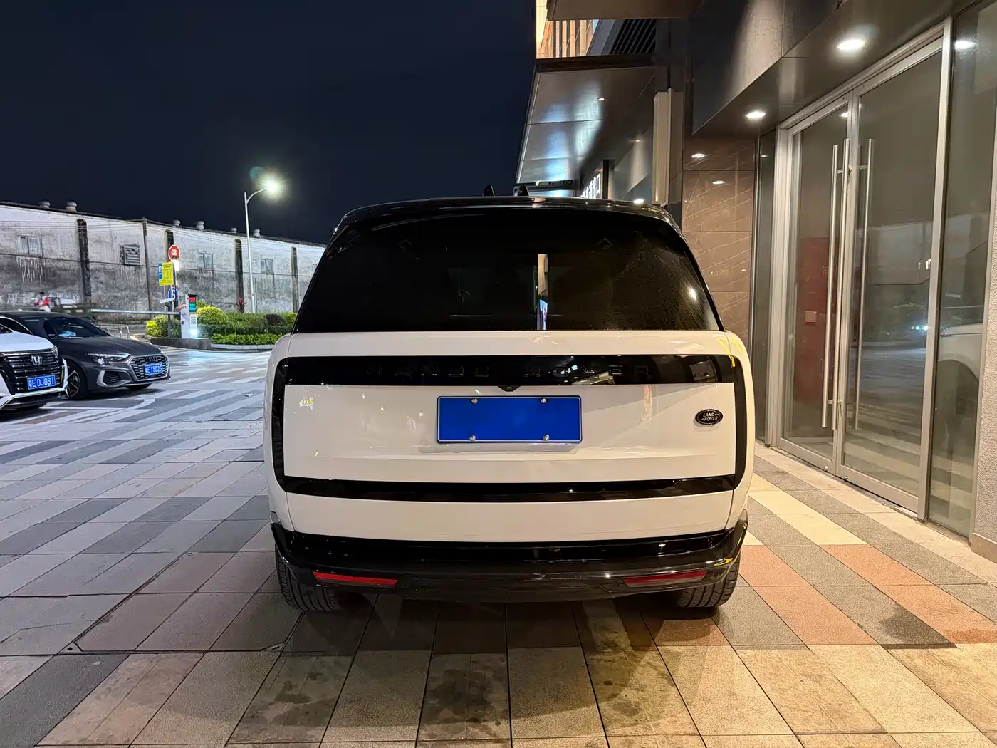 Land Rover Range Rover 2024 3.0 L6 400PS Golden Age Extended 7-Seater фото 4