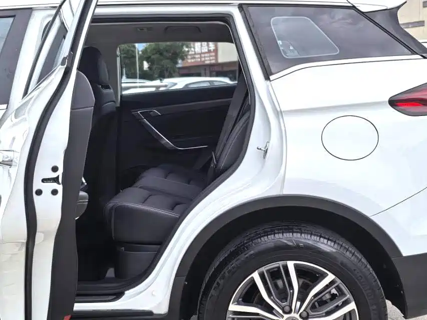 Photo 9 - Geely Atlas