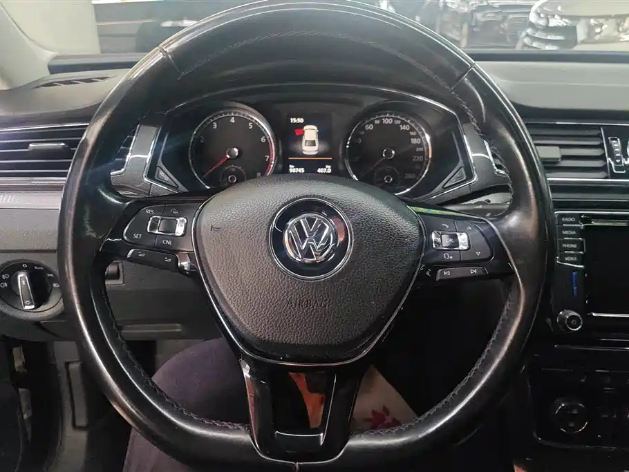 Volkswagen Passat 2017 330TSI DSG Luxury фото 15