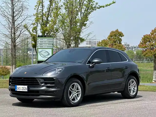 PORSCHE MACAN