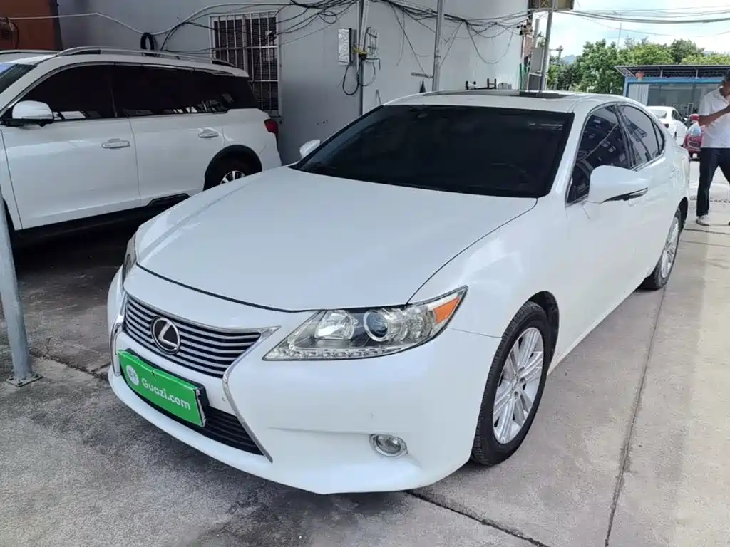Фото 2 - Lexus ES