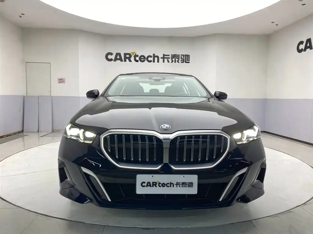 BMW 5 Series 2025 530Li Premium M Sport Package фото 3