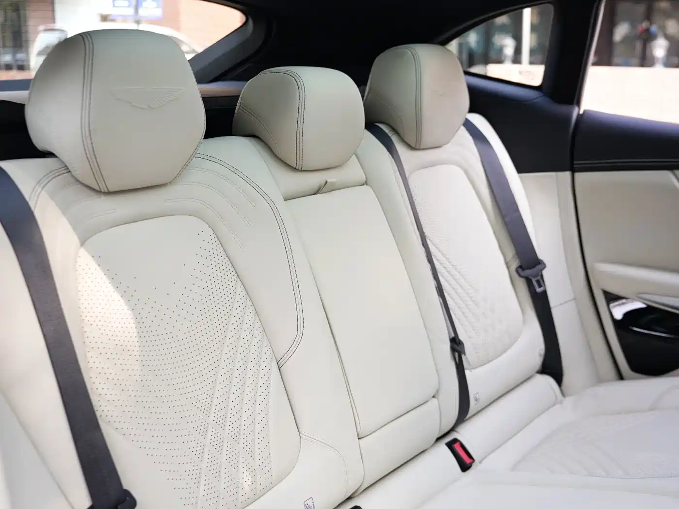 Aston Martin DBX 2023 2023 3.0T STRAIGHT-SIX
