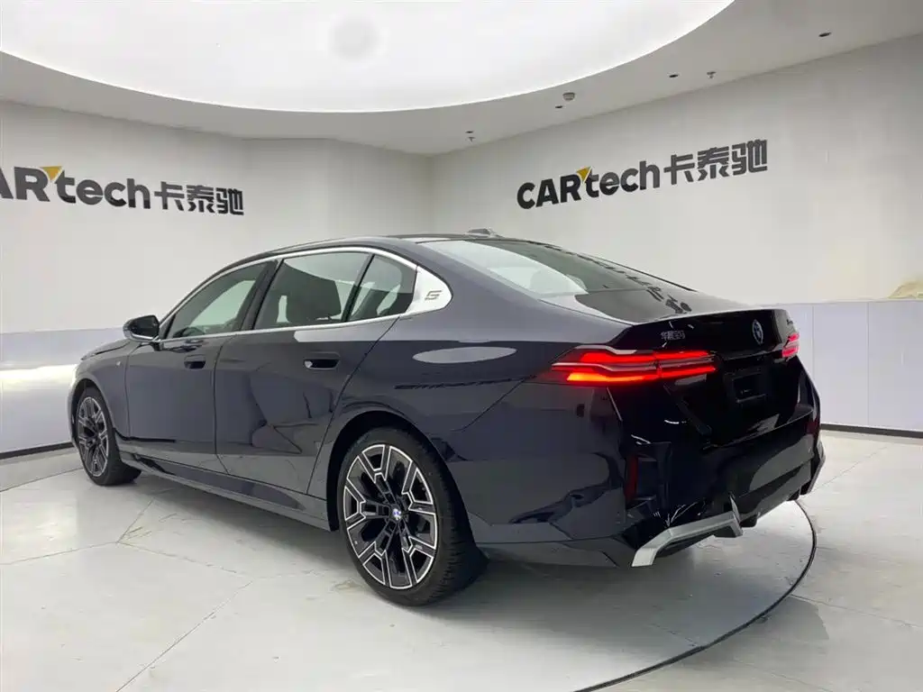 BMW 5 Series 2025 530Li Premium M Sport Package фото 7