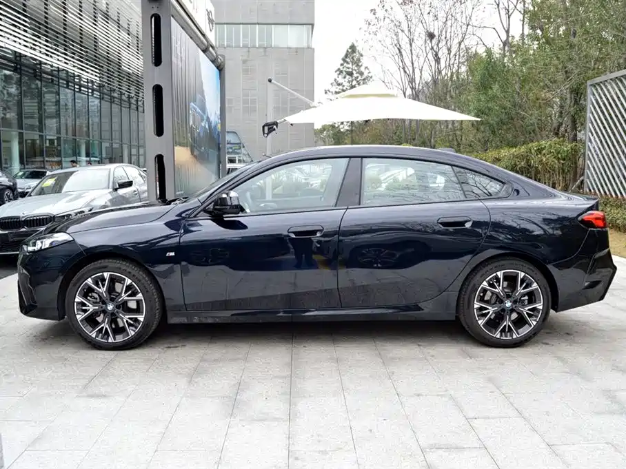 BMW 2 Series 2025 225L M Sport Package фото 3