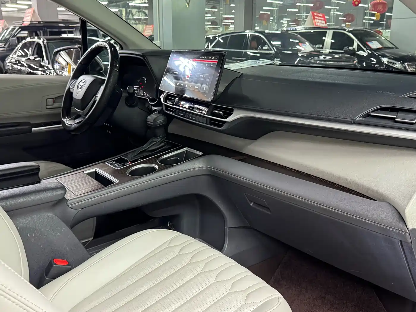 Toyota Sienna 2023 2.5L Hybrid Comfort Edition фото 17