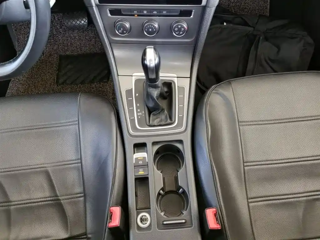 Volkswagen Golf 2016 1.6L Automatic Comfort фото 14