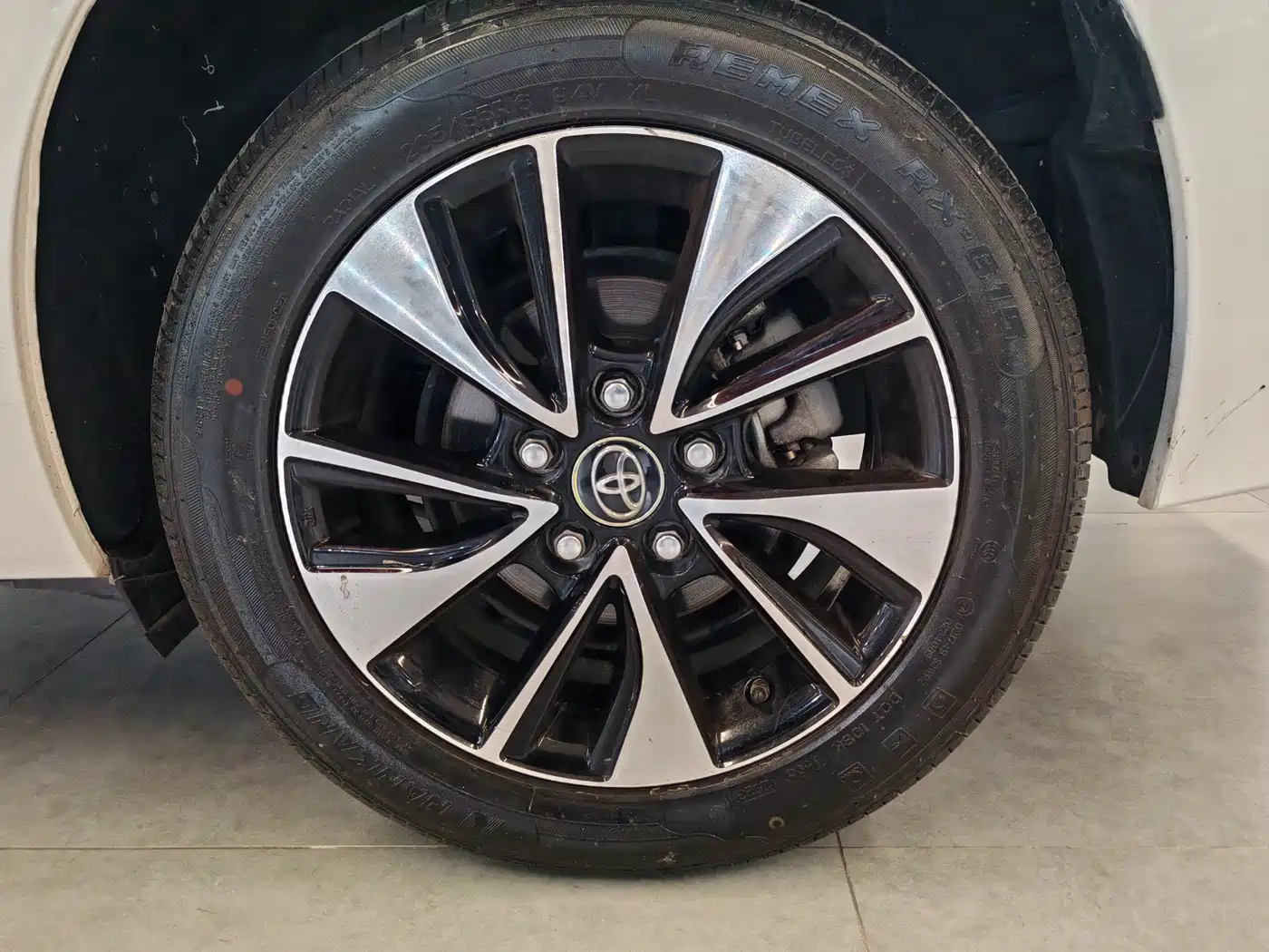 Toyota Levin 2018 185T CVT Premium Edition China V фото 15
