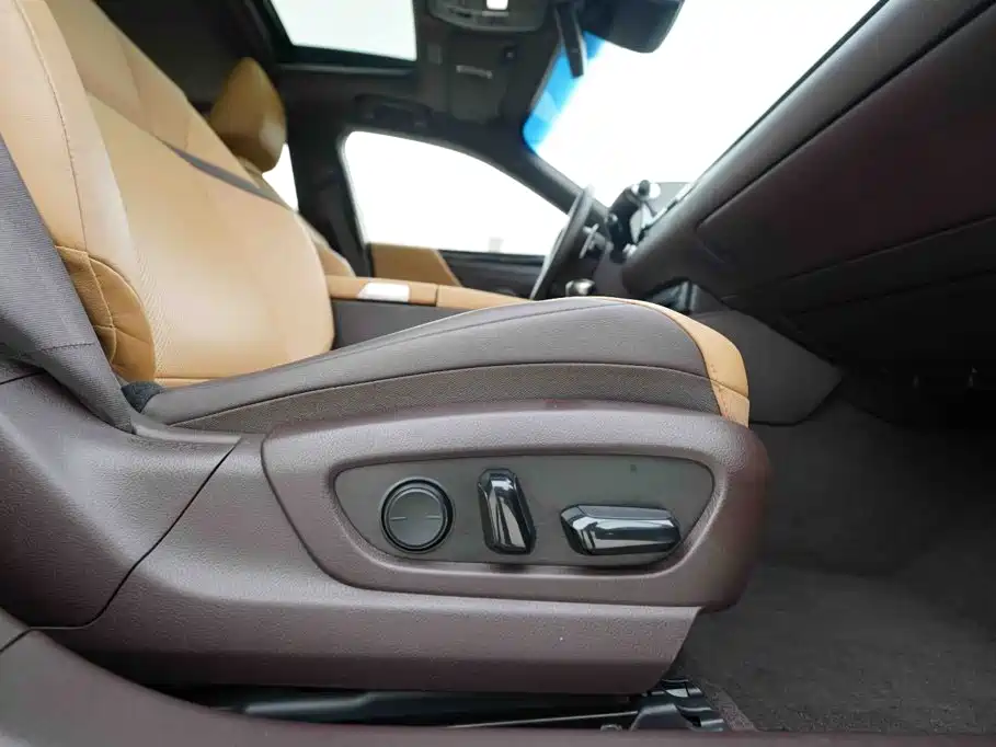 Фото 21 - Lexus ES