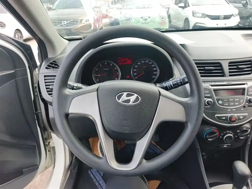 Hyundai Reina 2014 Model 1.4L Automatic GLX фото 11