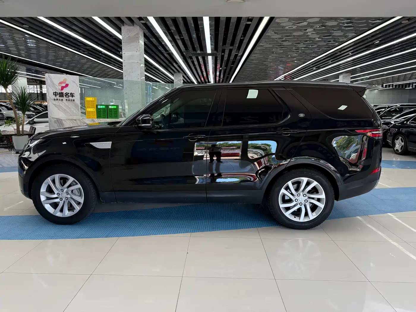 Land Rover Discovery 2018 3.0 SC V6 HSE фото 8