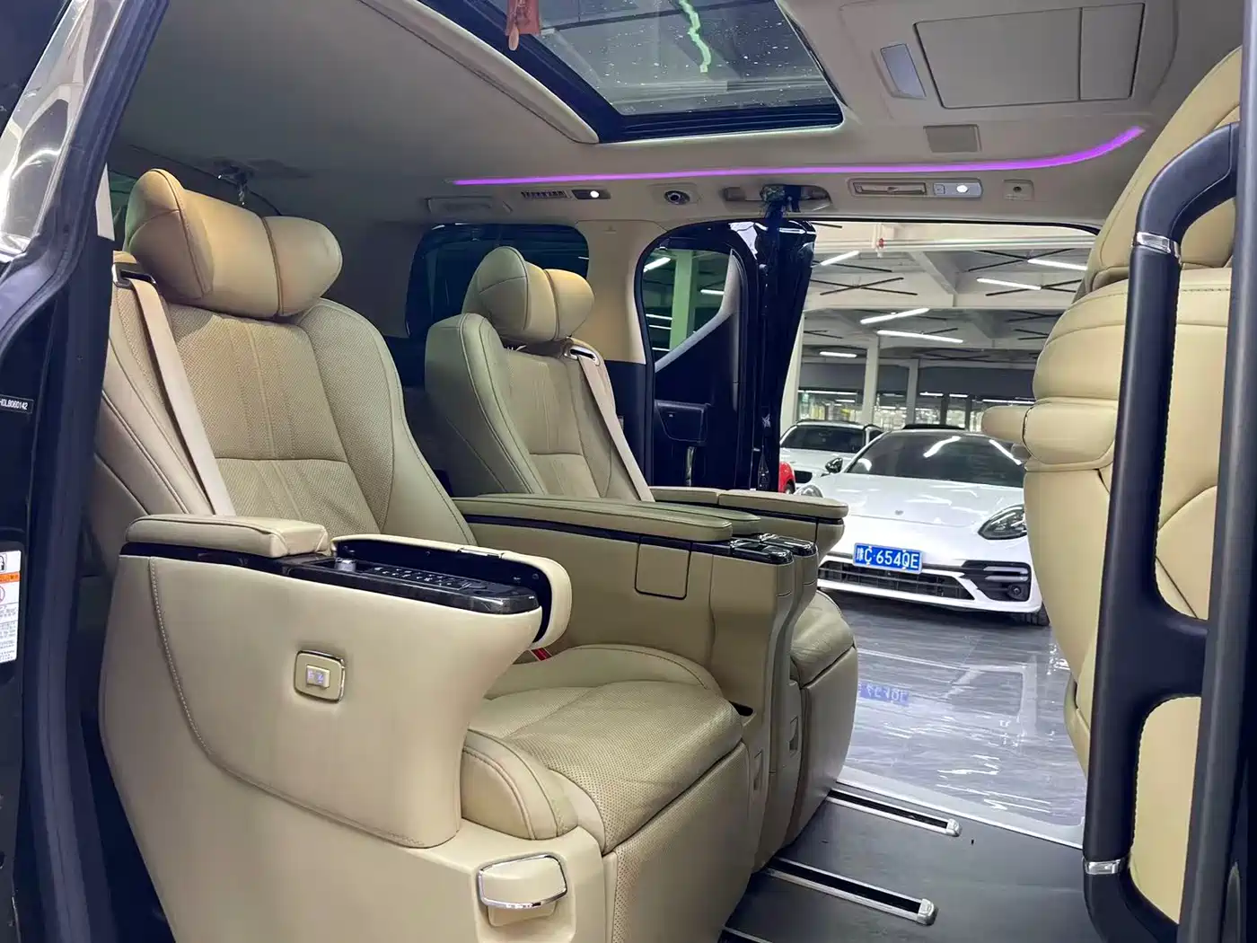 Toyota Alphard 2018 3.5L Premium фото 13