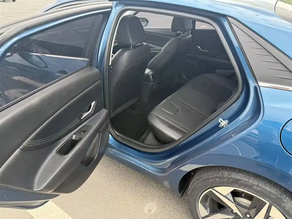 Hyundai Elantra 2022 1.5L CVT GLX Elite Edition фото 8