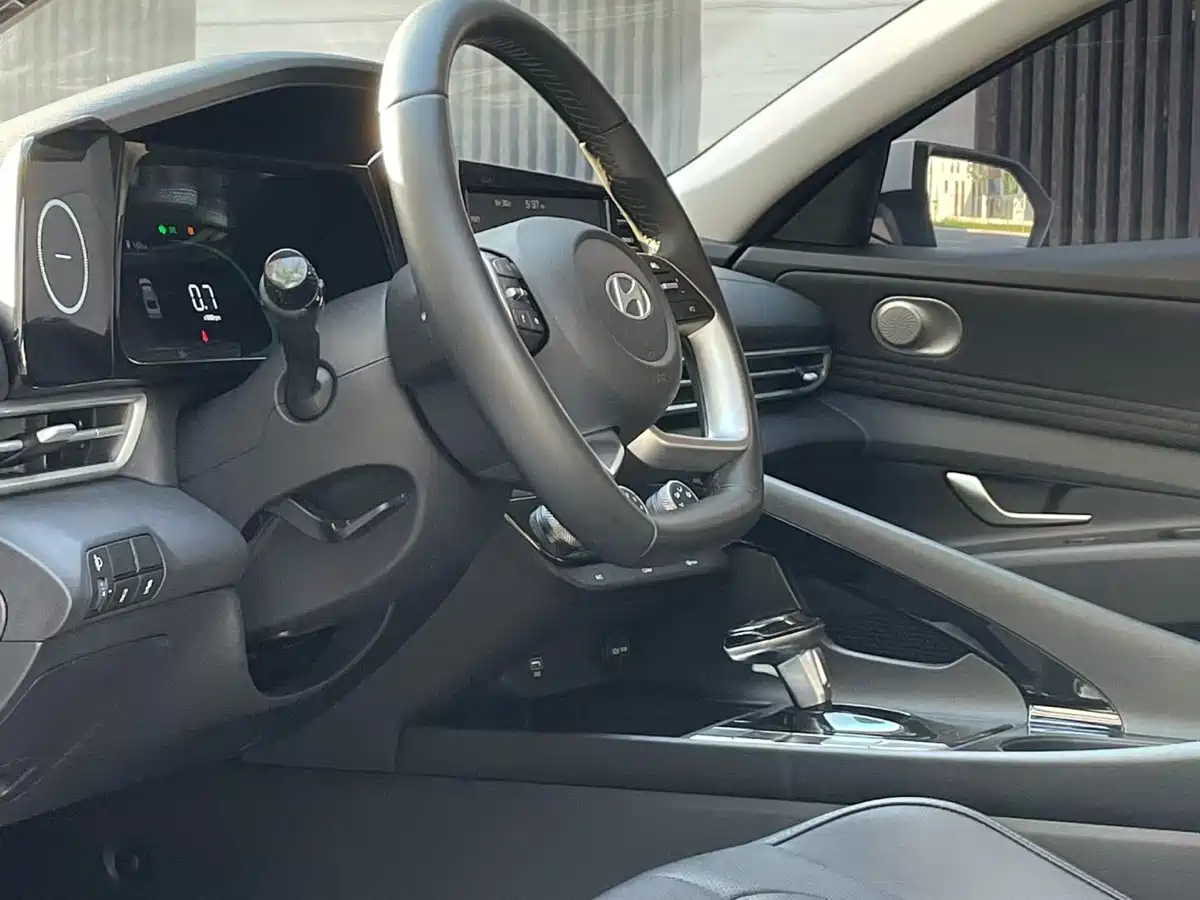 Hyundai Elantra 2023 1.5L CVT GLX Elite Edition фото 4