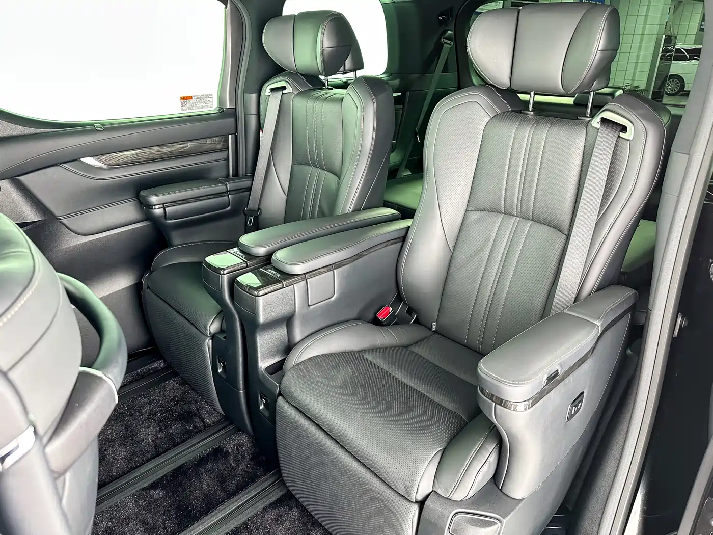 Lexus LM 2020 300h Seven-Seater Elegance Edition фото 9