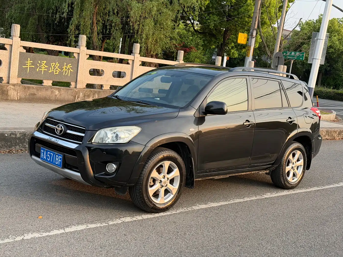 Toyota RAV4 Rongfang 2010 2.4L Automatic Luxury Upgrade Edition