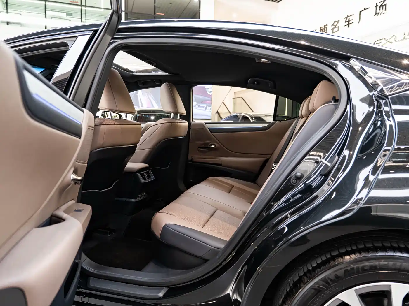 Lexus ES 2025 300h Ultimate Edition фото 10