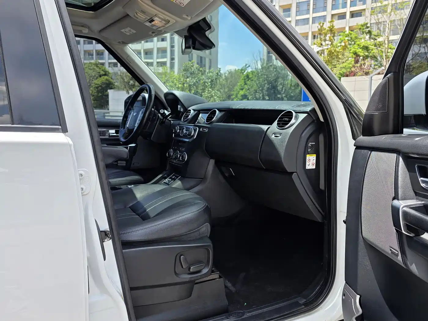 Land Rover Discovery 2015 3.0 SDV6 HSE Diesel фото 8
