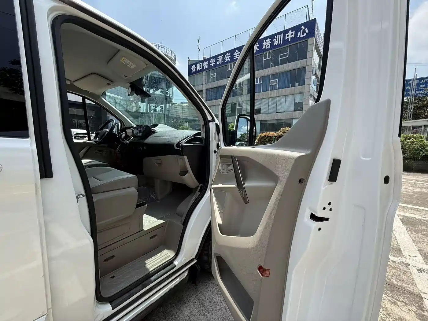 Ford Tourneo 2017 2017 2.0T Automatic Smart Elite Edition