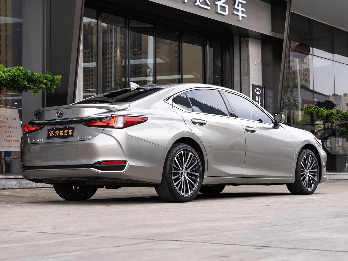 Lexus ES 2022 300h Ultimate Edition фото 3