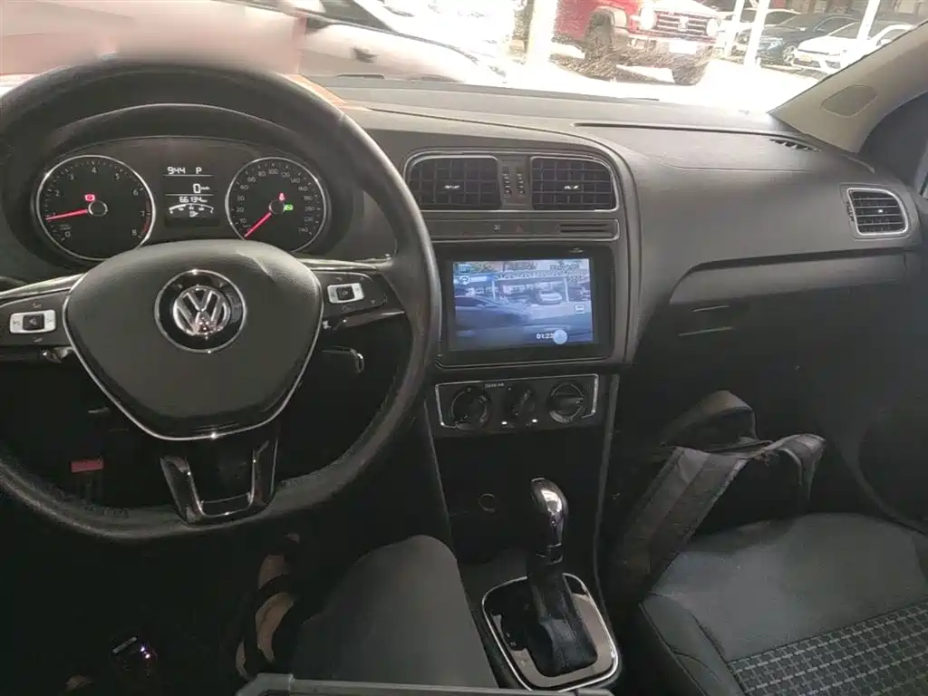 Volkswagen Polo 2016 1.6L Automatic Comfort фото 10