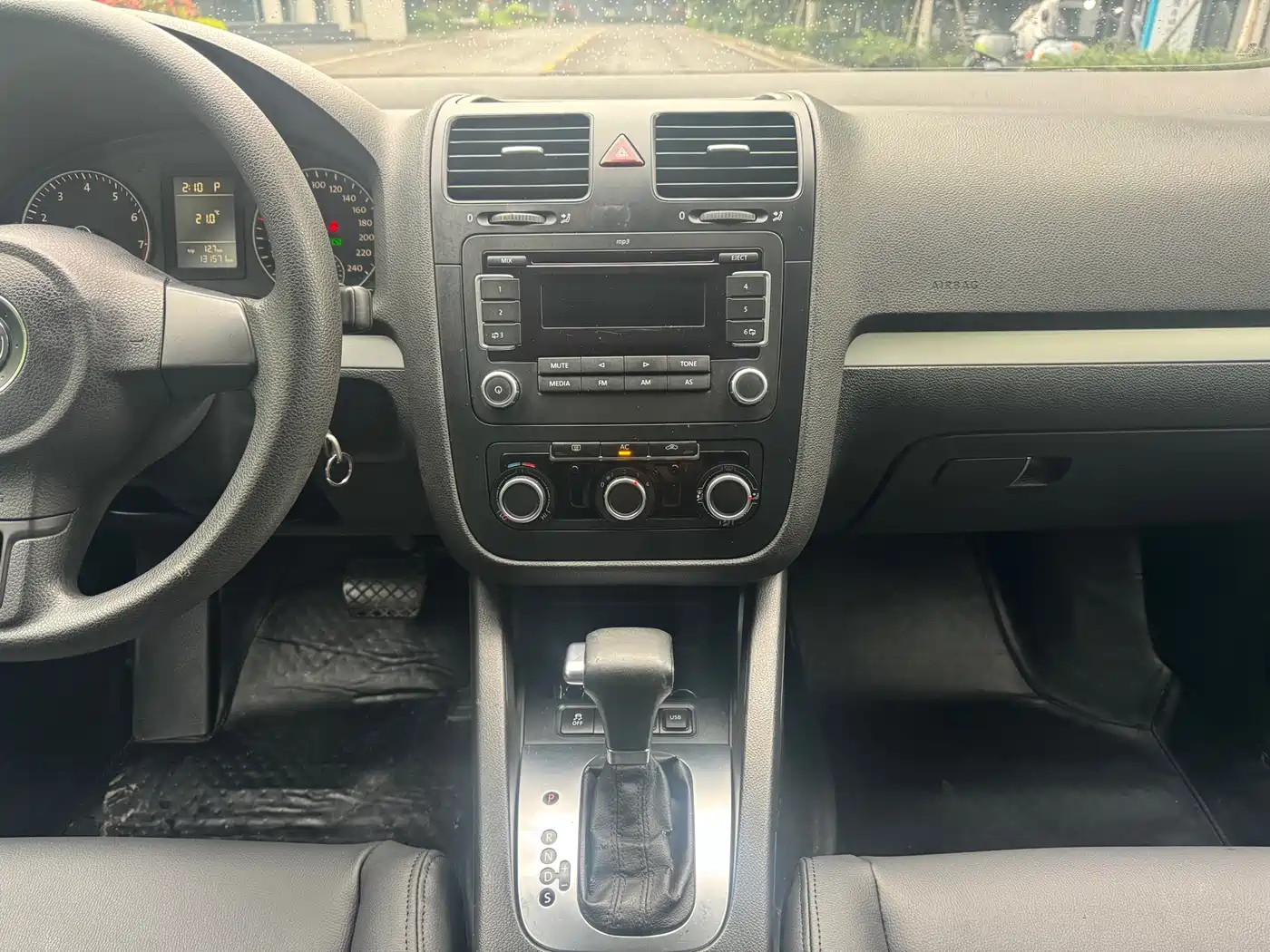 Volkswagen Sagitar 2011 1.6L Automatic Fashion фото 20