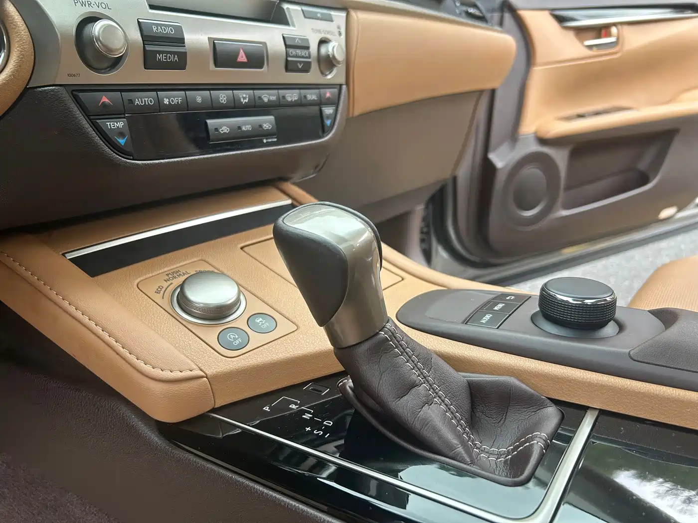 Lexus ES 2015 200 Elite Edition фото 14