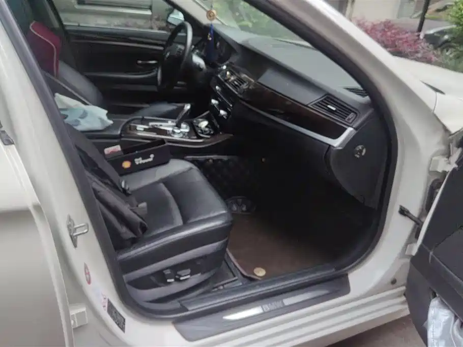 BMW 5 Series 2013 525Li Leadership фото 8