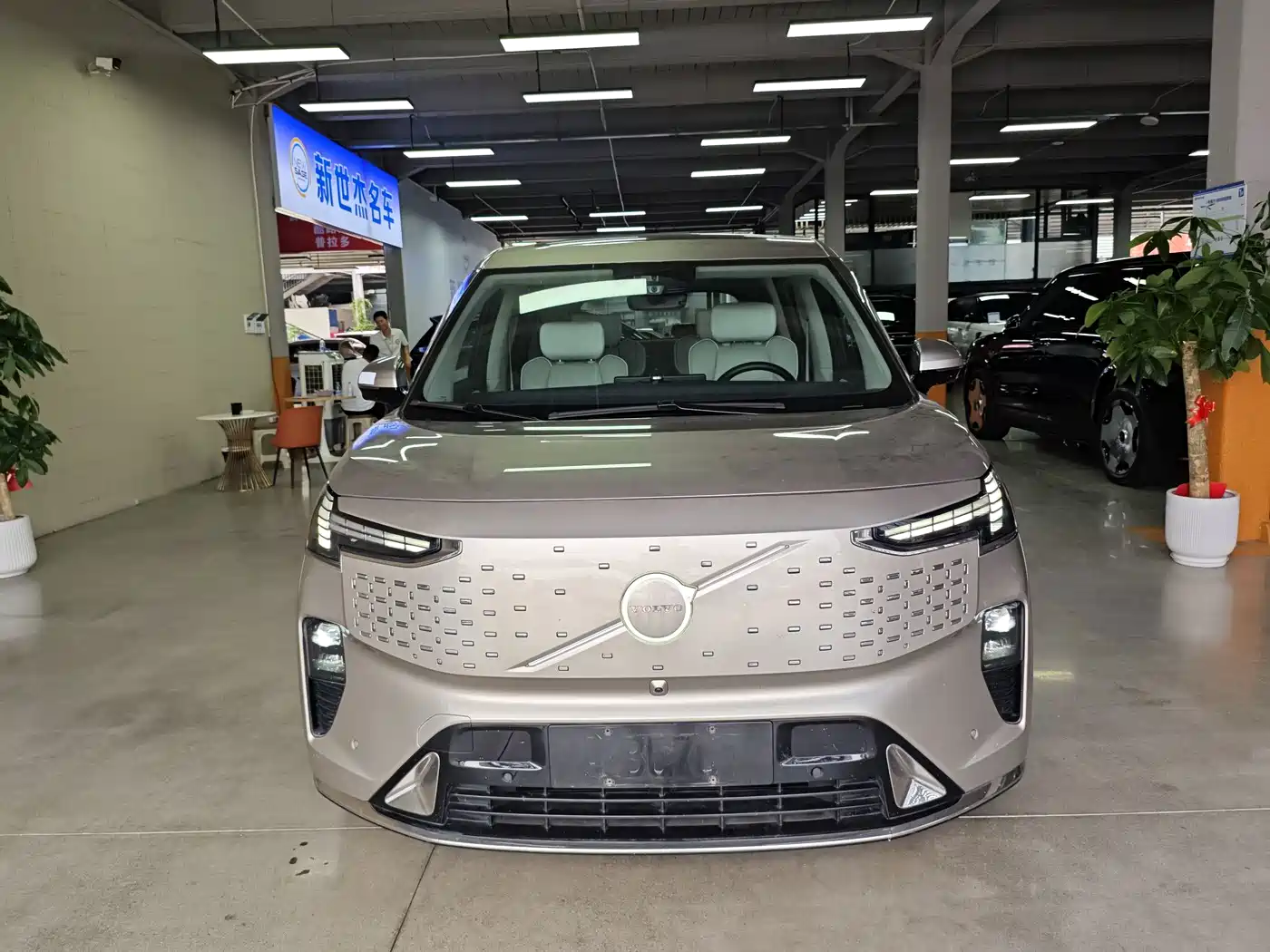 2024 Volvo EM90