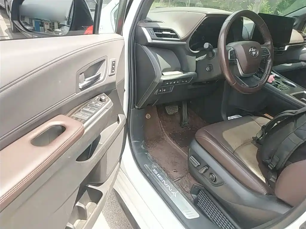 Toyota Sienna 2021 2.5L Hybrid Platinum Edition фото 16