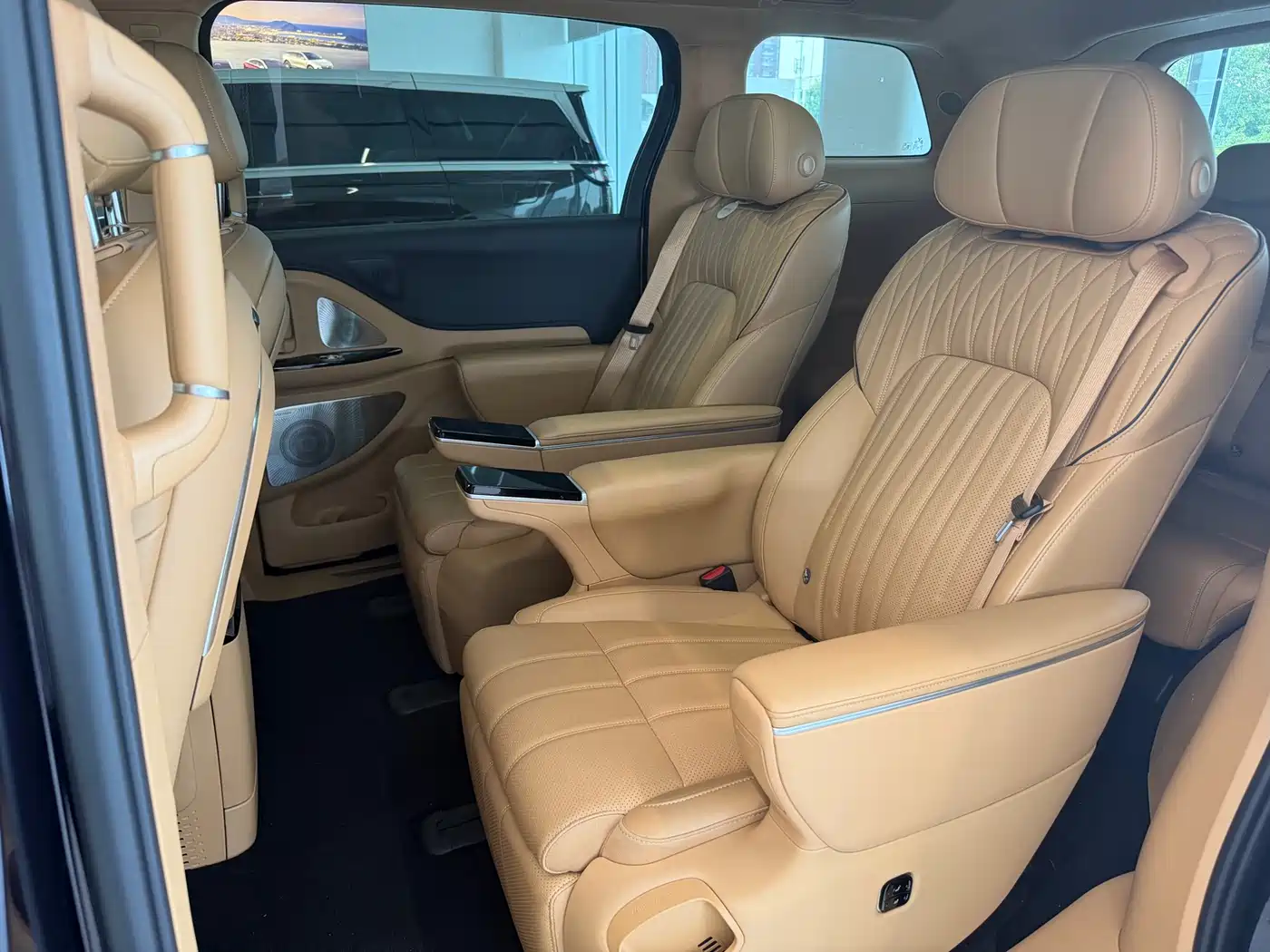 Voyah Auto Voyah Dreamer 2025 PHEV AWD Flagship Kunpeng Edition фото 4