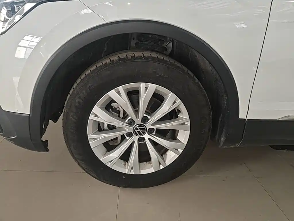 Photo 23 - Volkswagen Tiguan L