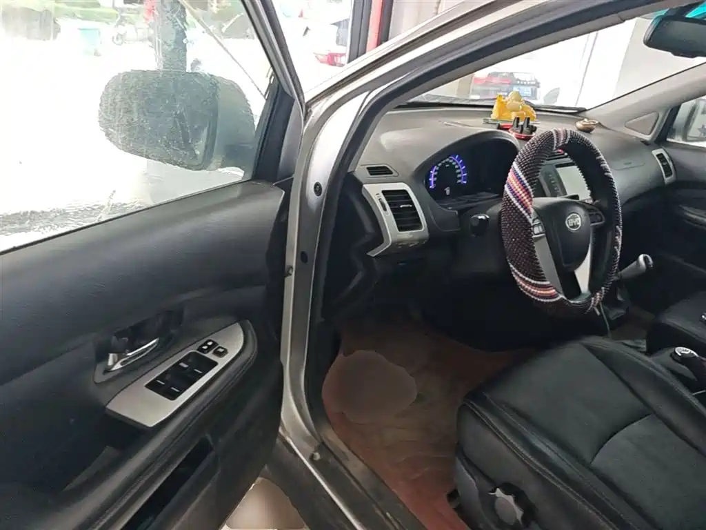 BYD S6 2014 Model 2.0L Manual Elite 5-Seater фото 16