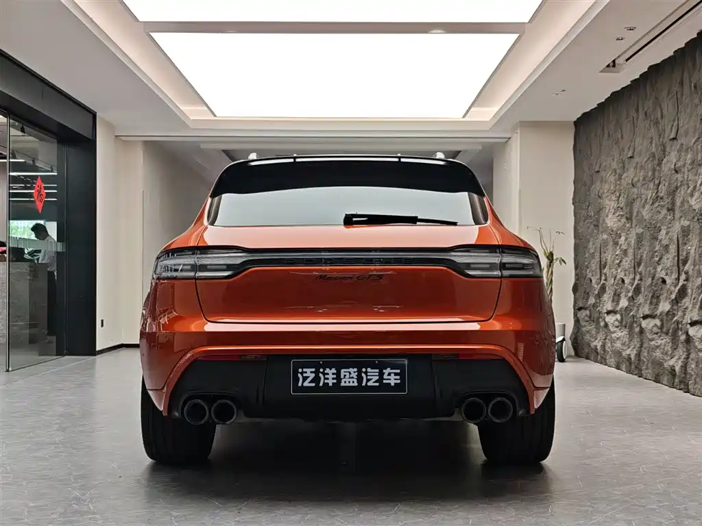 PORSCHE MACAN