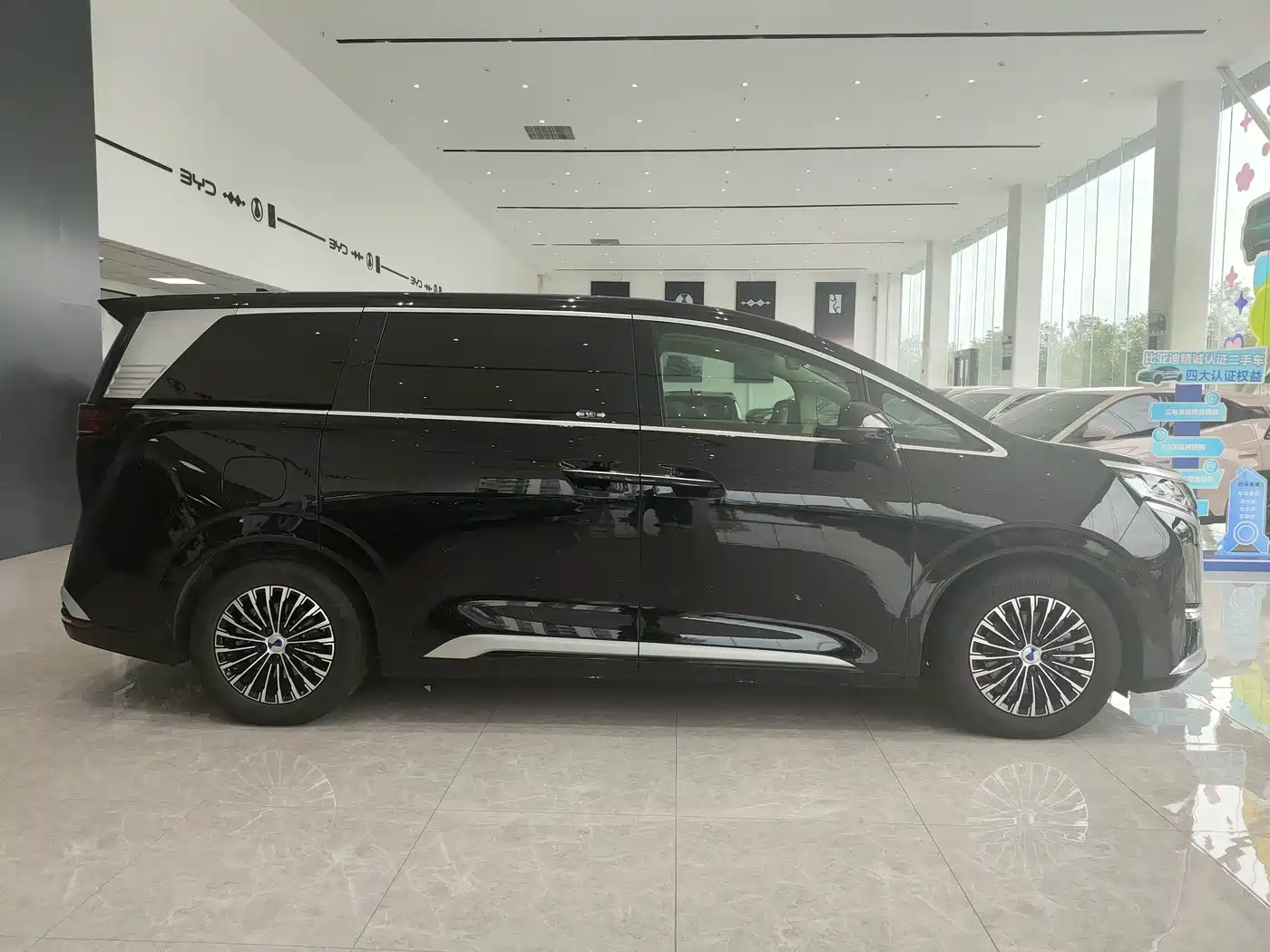 Denza D9 2025 2024 DM-i 980 AWD Prestige