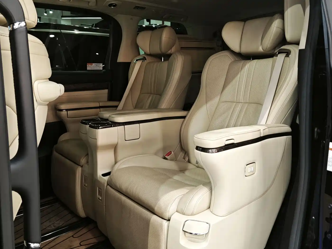 Toyota Alphard 2020 Hybrid 2.5L Premium Edition фото 5