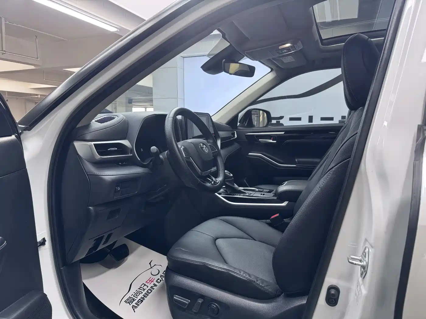 Toyota Highlander 2023 2.5L Smart Hybrid Dual Engine AWD Luxury 7-Seater фото 8
